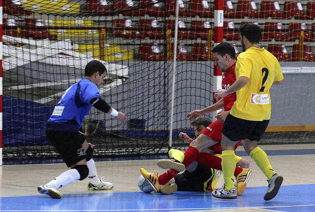 6-4. El derbi se quedó en casa